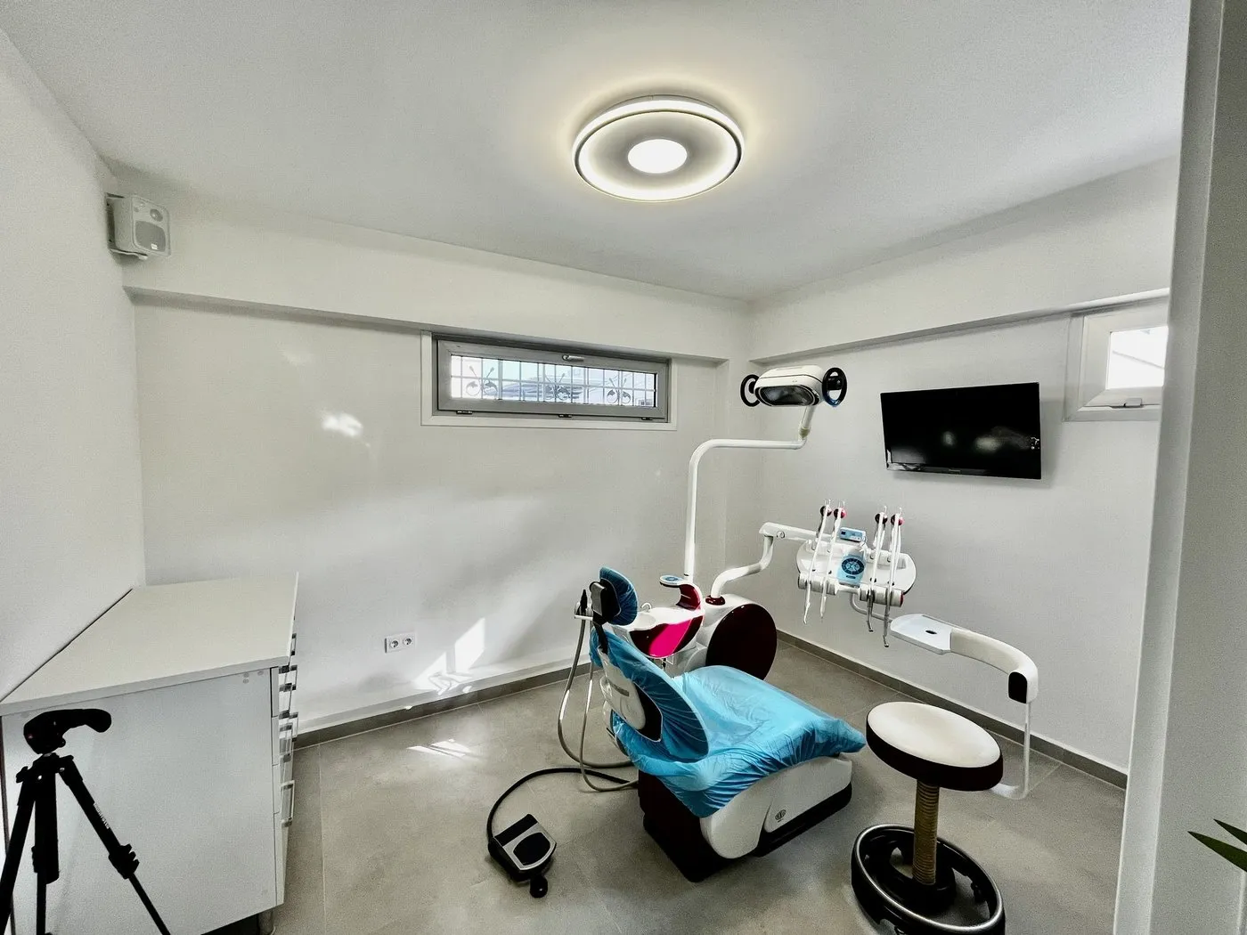 Second treatment room: dental unit, dentist’s stool and a wall screen
